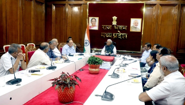 राज्यपाल पटेल से छत्तीसगढ़ में सिकल सेल के अनुभवी चिकित्सक की सौजन्य भेंट