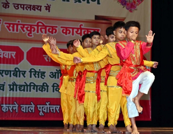 गुजवि में आयोजित वनवासी कल्याण आश्रम के कार्यक्रम में सांस्कृतिक प्रस्तुति देते वनवासी छात्र।