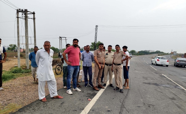 हादसे के बाद मौके पर पहुंची पुलिस। हादसे के बाद मौके पर पहुंची पुलिस।