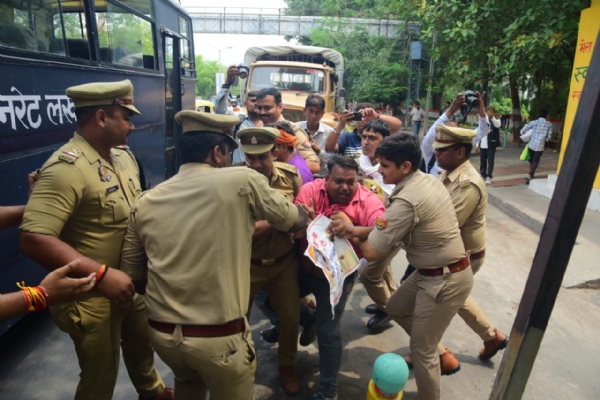 प्रदर्शन करने जा रहे आआपा कार्यकर्ता को हिरासत में लेती पुलिस। प्रदर्शन करने जा रहे आआपा कार्यकर्ता को हिरासत में लेती पुलिस।