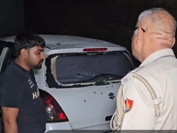 पुलिस कार की जांच करती हुई पुलिस कार की जांच करती हुई