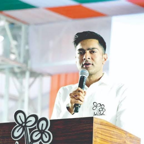 तृणमूल सांसद अभिषेक बनर्जी अपने संसदीय क्षेत्र डायमंड हार्बर में समर्थकों को संबोधित करते हुए