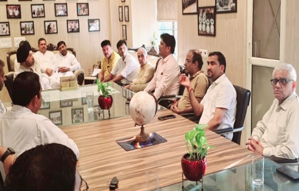 सोनीपत:         एमएसएमई इंडस्ट्रीज वेलफेयर एसोसिएशन कार्यालय में पदाधिकारियों के साथबैठक करते उद्योगपति।