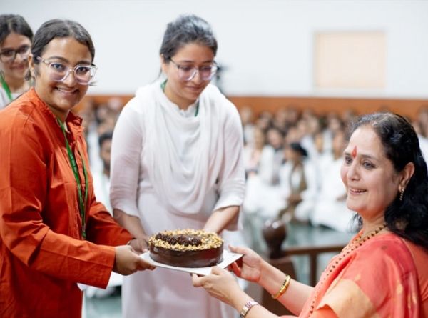 सोनीपत: परम पूज्या  आनंदमूर्ति गुरुमां से आशीर्वाद लेते हुए श्रद्धालु