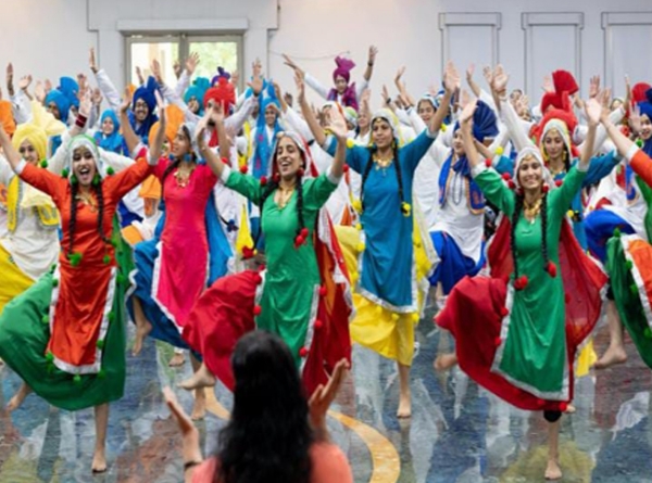 देश विदेश से आए श्रद्धालु शिविर में भंगड़ा प्रस्तुत करते