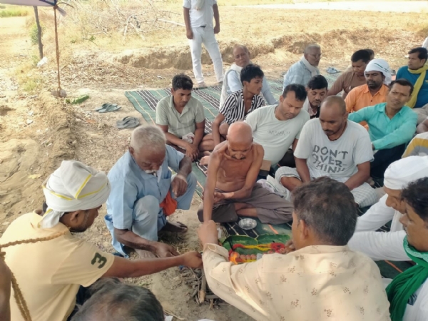 सिस्टम का  श्राद्ध करते आंदोलनकारी किसान