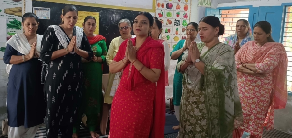 शिविर की गतिविधियों में भाग लेते हुए अध्यापक।