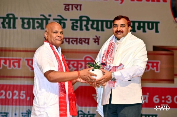 वनवासी कल्याण आश्रम के सांस्कृतिक कार्यक्रम में मुख्यातिथि कुलपति प्रो. नरसीराम बिश्नोई को सम्मानित करते पदाधिकारी।
