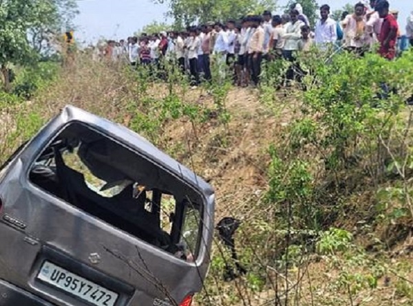 दुर्घटनाग्रस्त कार की फोटो