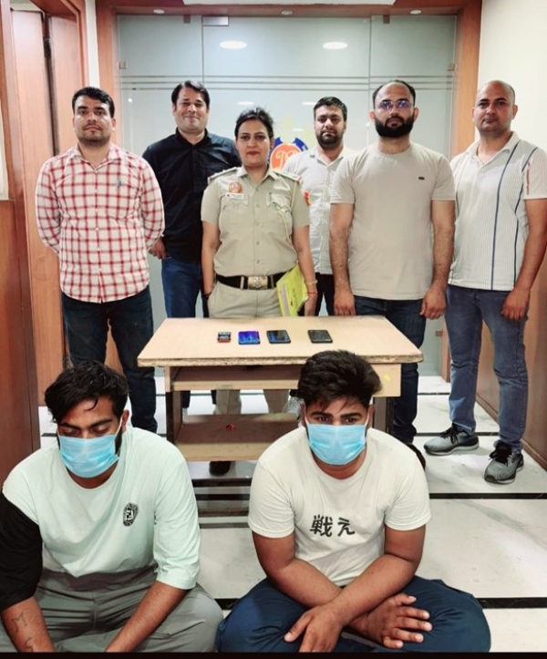 शाहदरा की साइबर थाना पुलिस द्वारा पकड़े गए ठगों की फोटो