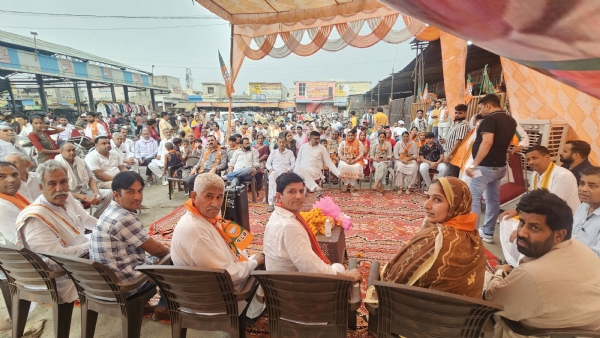 अनाज मंडी बहादुरगढ़ में जनसभा को संबोधित करते भाजपा नेता।