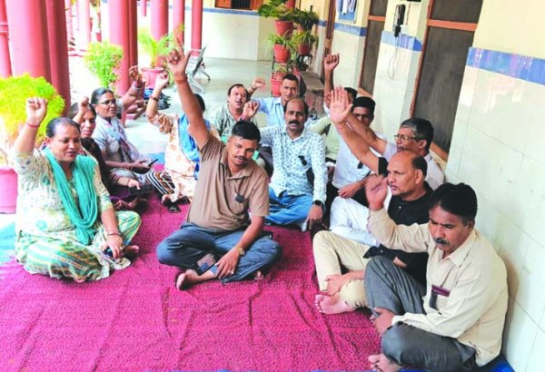 कार्य वहिष्कार के दौरान प्रदर्शन करते कर्मचारी