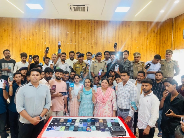 मोबाइल धारकों के साथ ली गयी ग्रुप फोटो मोबाइल धारकों के साथ ली गयी ग्रुप फोटो