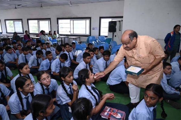 शाला प्रवेश उत्सव में मिठाई बांटते विधायक पुरंदर मिश्र
