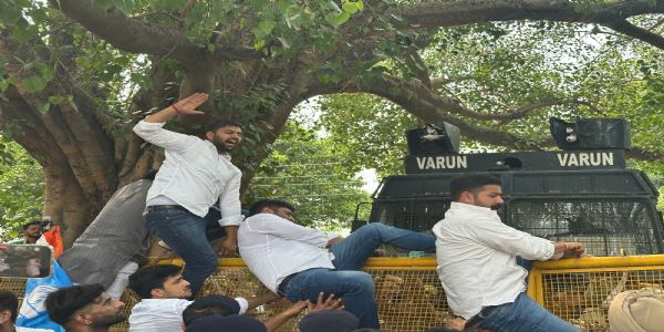 छात्रों पर लाठीचार्ज के विरोध में एनएसयूआई का प्रदर्शन, सीएम आवास घेरने से पहले पुलिस ने राेका