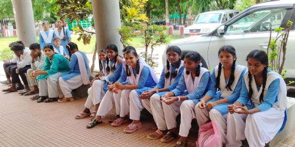 स्कूलों में मनाया गया शाला प्रवेशोत्सव, कहीं शिक्षक मांगने कलेक्टर कार्यालय पहुंचे विद्यार्थी