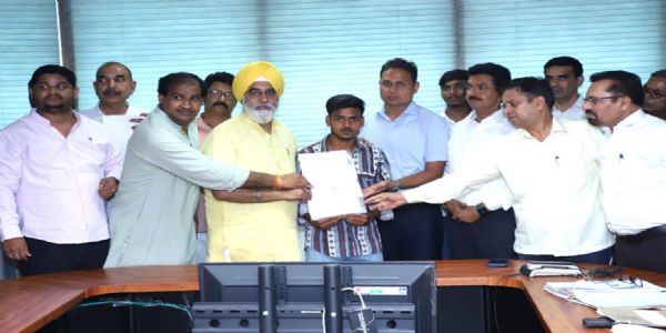 दिल्ली महापौर ने एमसीडी के 200 दैनिक वेतनभोगी सफाई कर्मचारियों को नियमित करने संबंधी किए पत्र प्रदान