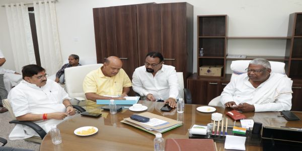 विधानसभा की विशेष समिति की बैठक में नहीं पहुंचे अधिकारी