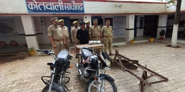 चेकिंग में चोरी की बाइक व गांजा बरामद, एक गिरफ्तार, मुख्य अभियुक्त फरार