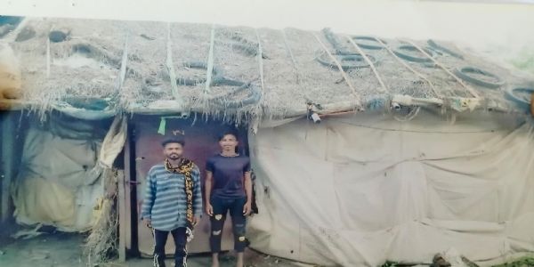 फौजी के पिता व तीन भाईयों को पीएम आवास के लिए नहीं मिल रही जगह
