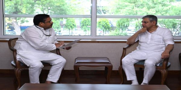 वंदे भारत एक्सप्रेस का ठहराव बगहा में हो : सांसद