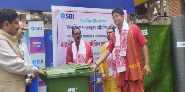 अंबुवासी मेले के अवसर पर एसबीआई ने प्रदान किया कामाख्या मंदिर में कार्पेट और डस्टबिन