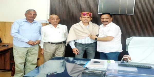नरदेव सिंह कंवर ने पैरामोटर पायलट राहुल गढ़वाल को सम्मानित किया