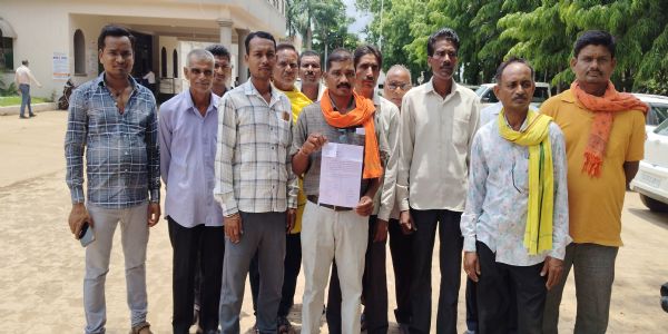ट्रांसफार्मर खराब ,आक्रोशित किसान धमतरी कलेक्ट्रेट पहुंचे