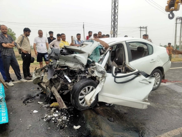 ट्रक की टक्कर से उड़े कार के परखच्चे। ट्रक की टक्कर से उड़े कार के परखच्चे।