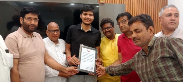 यशु बंसल को सम्मानित करते जय श्रीश्याम मंडल के सदस्य।
