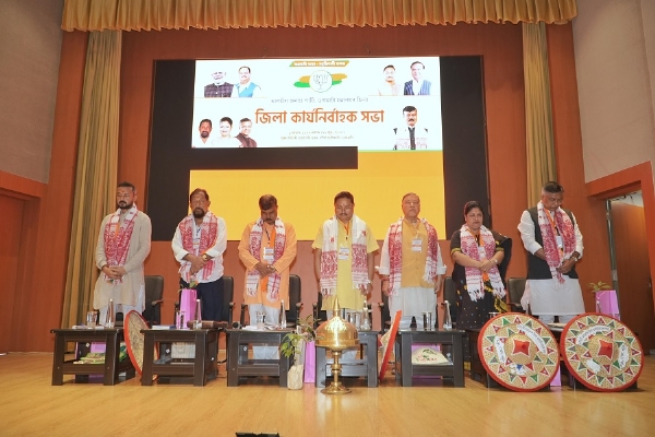 असम प्रदेश भाजपा मुख्यालय में आयोजित जिला कार्यकारिणी सभा में हिस्सा लेते प्रदेश अध्यक्ष दिलीप सैकिया एवं अन्य वरिष्ठ भाजपा नेता