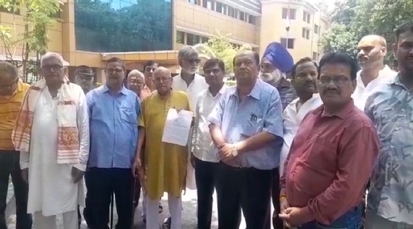 ज्ञापन सौंपते ज्ञापन सौंपते