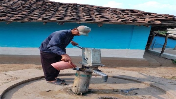 मंडला जिले में स्वच्छ पानी के लिये ग्रामों में क्लोरिनेशन कार्य