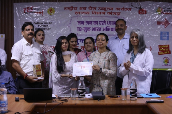 एडीएम कांगड़ा शिल्पी बेकटा टीबी रोग के लिए काम करने वाले ओव सम्मानित करते हुए।