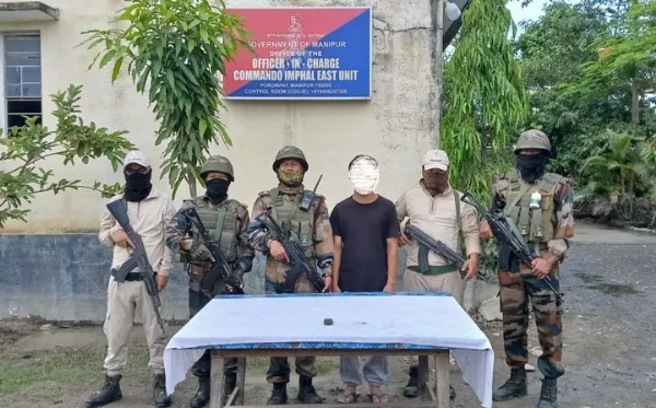 मणिपुर में गिरफ्तार उग्रवादियों की तस्वीर।