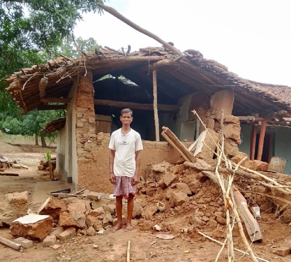 ग्रमीण के घर काे ताेडा ग्रमीण के घर काे ताेडा