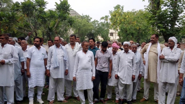 फतेहाबाद। डीसी से मिलने आए गांव जाण्डली के किसान।