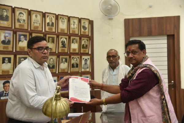 आवेदन देते विधायक