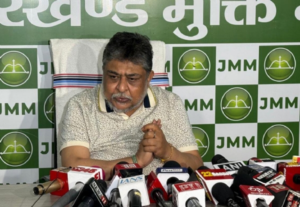 संवाददाताओं को संबोधित करते झामुमो के केन्द्रीय महासचिव सुप्रियो भट्टाचार्य संवाददाताओं को संबोधित करते झामुमो के केन्द्रीय महासचिव सुप्रियो भट्टाचार्य