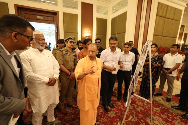 मुख्यमंत्री योगी होटल में