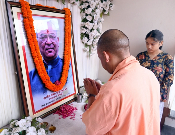 दिवंगत महानगर अध्यक्ष देवेश श्रीवास्तव के घर जाकर श्रद्धांजलि दी मुख्यमंत्री ने*