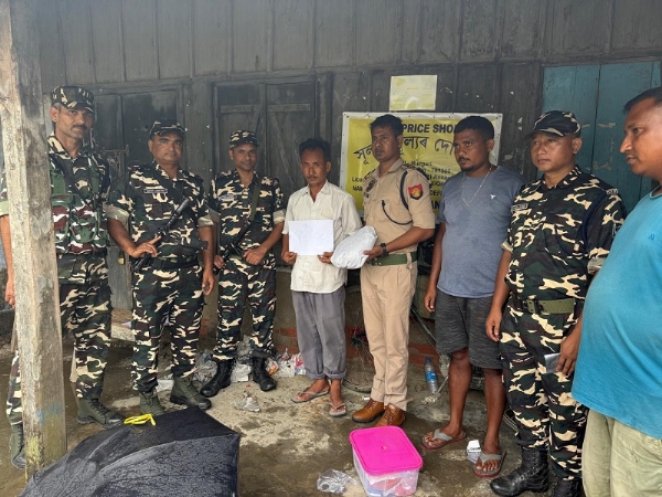 असम के तामुलपुर जिला में भारत-भूटान इलाके से एसएसबी की 24वीं बटालियन द्वारा गिरफ्तार गांजा के साथ तस्कर असम के तामुलपुर जिला में भारत-भूटान इलाके से एसएसबी की 24वीं बटालियन द्वारा गिरफ्तार गांजा के साथ तस्कर