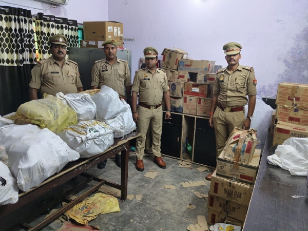 अवैध शराब के साथ पुलिस