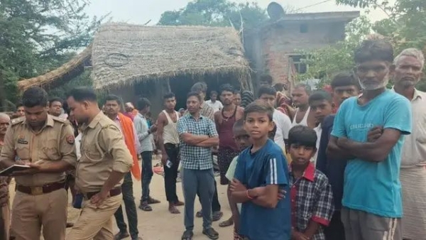 घटना स्थल पर जांच करती पुलिस