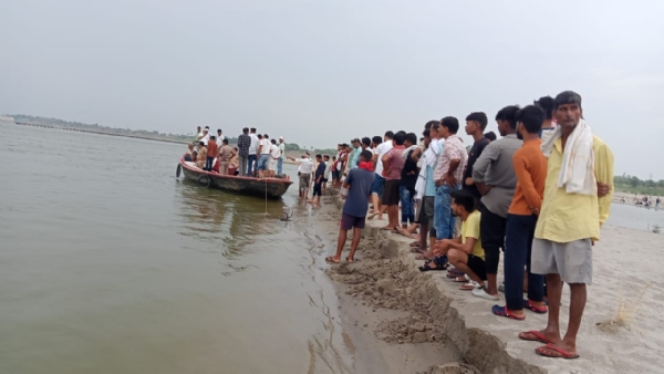 नरायनपुर के स्नान करने के दौरान लापता हुए दो युवकों को पता करते गोताखोर व मौके पर जूटी भीड़ नरायनपुर के स्नान करने के दौरान लापता हुए दो युवकों को पता करते गोताखोर व मौके पर जूटी भीड़