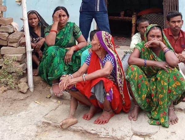 रोते बिलखते परिजन