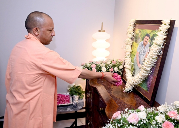 दिवंगत महानगर अध्यक्ष देवेश श्रीवास्तव के घर जाकर श्रद्धांजलि दी मुख्यमंत्री ने*