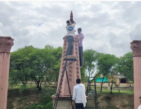 गंगा मंदिर परिसर में स्थापित किया दीपस्तंभ गंगा मंदिर परिसर में स्थापित किया दीपस्तंभ