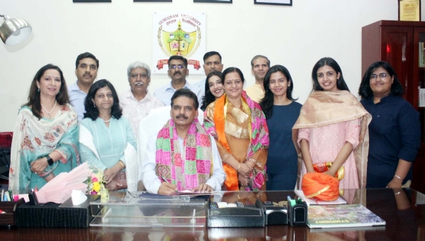 गुरुग्राम विवि में कुलपति का पदभार ग्रहण करने के दौरान डा. संजय कौशिक के साथ स्टाफ सदस्य। गुरुग्राम विवि में कुलपति का पदभार ग्रहण करने के दौरान डा. संजय कौशिक के साथ स्टाफ सदस्य।