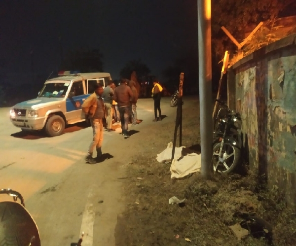बाइक अनियंत्रित होकर साईन बोर्ड से टकराई ,घटना स्थल